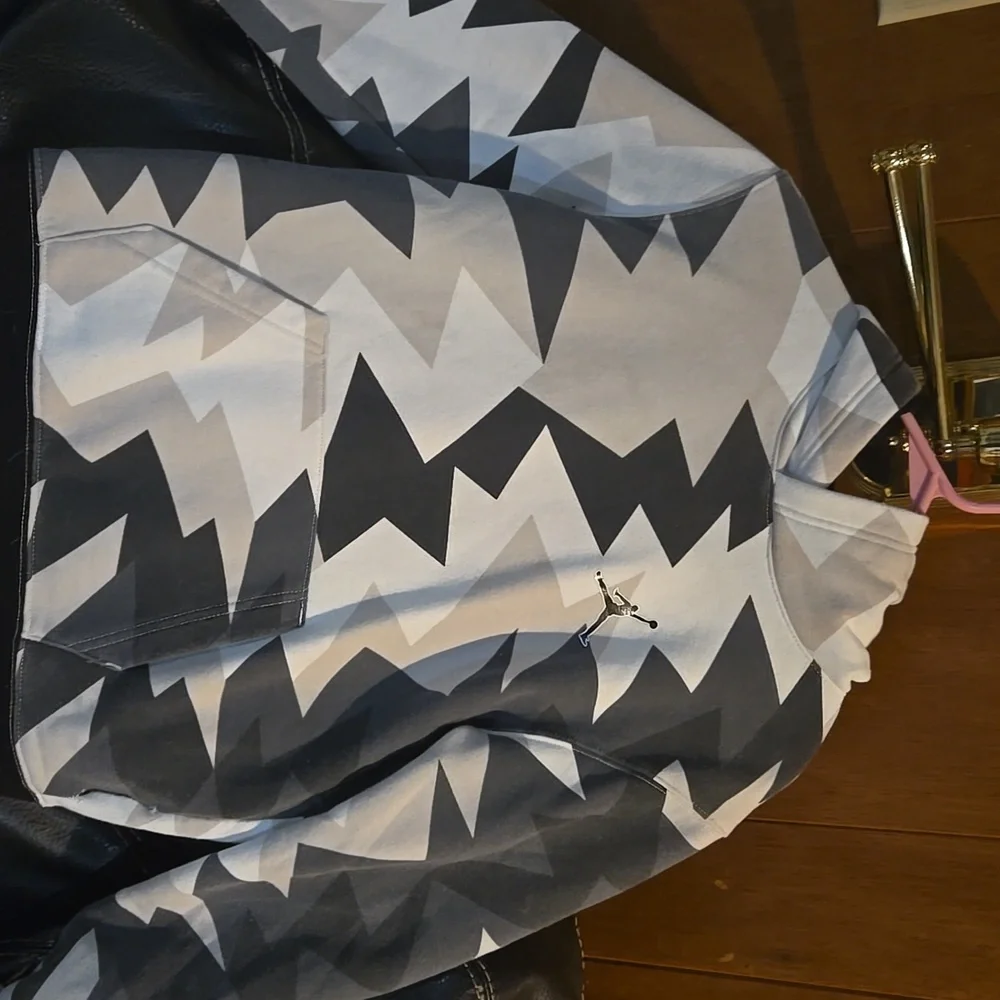 Sweatshirt - Picture 2 of 3